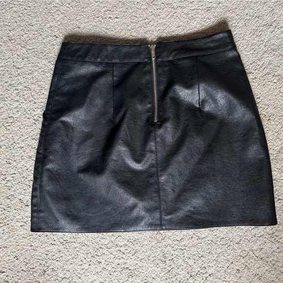 Faux leather mini skirt medium - Picture 2 of 3